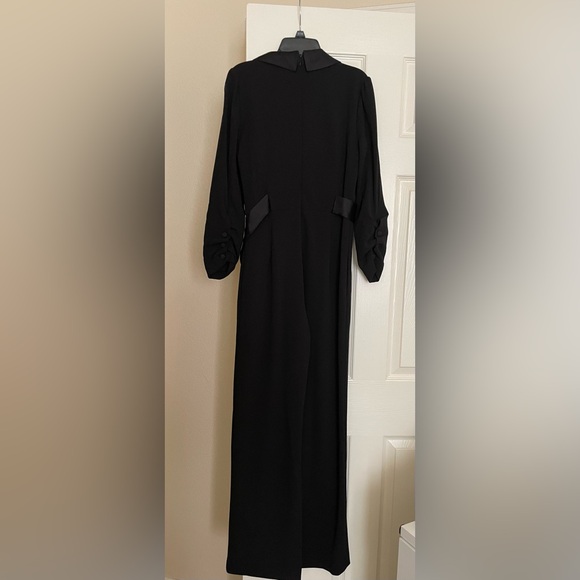 DKNY Jumpsuit, long sleeve crepe, satin collar. Size 4 - Picture 16 of 16